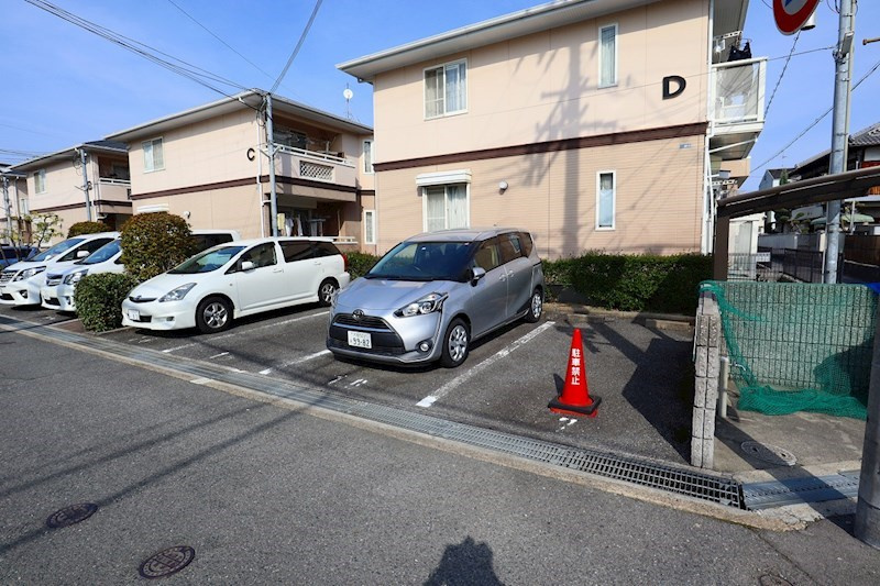 メゾンシャリオD棟の駐車場