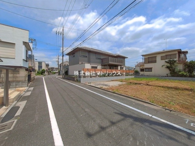 板橋区高島平5丁目　穏やかな街並み　建築条件なし　全2区画の前面道路含む現地写真