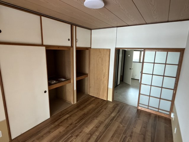 コウシンハイツの洋室