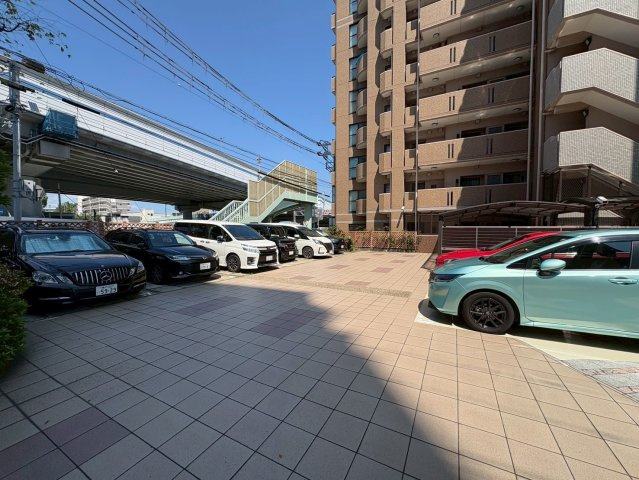 ワコーレラグナ離宮南の駐車場