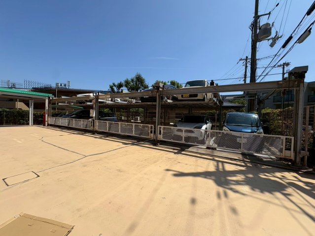 ワコーレラグナ離宮南の駐車場
