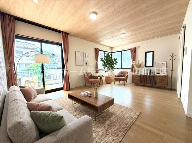 【居間・リビング】 | 呉市神山３丁目の中古戸建て！ | ゆったりとしたリビングです。家具等はAIによる生成画像合成です（現況優先）。