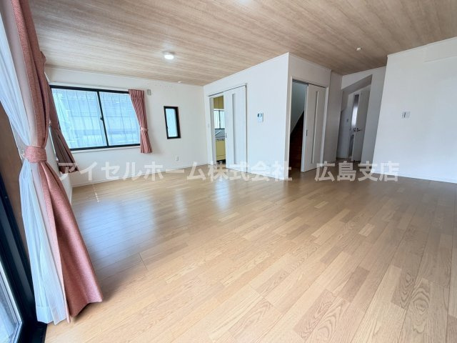 【居間・リビング】 | 呉市神山３丁目の中古戸建て！ | こちらの居間で家族団らんの時をお楽しみください