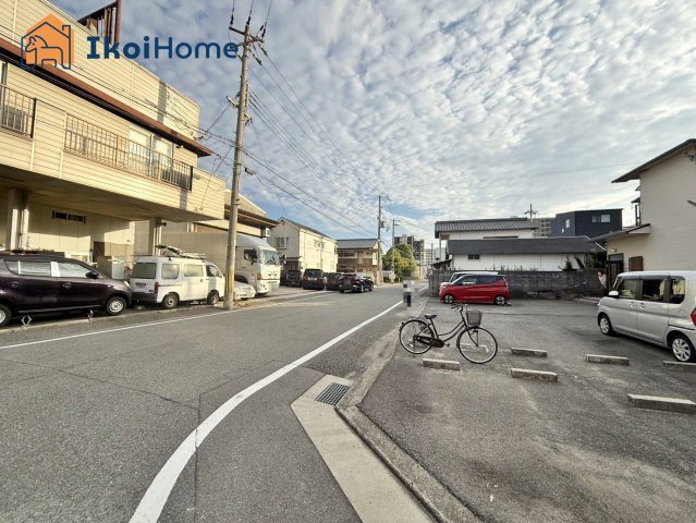 明石市西新町2丁目　土地の前面道路含む現地写真|●年中無休：当日予約可●前面道路幅員南側約5.7ｍ、東側約10ｍとゆったり。交通量少なめで安心です。