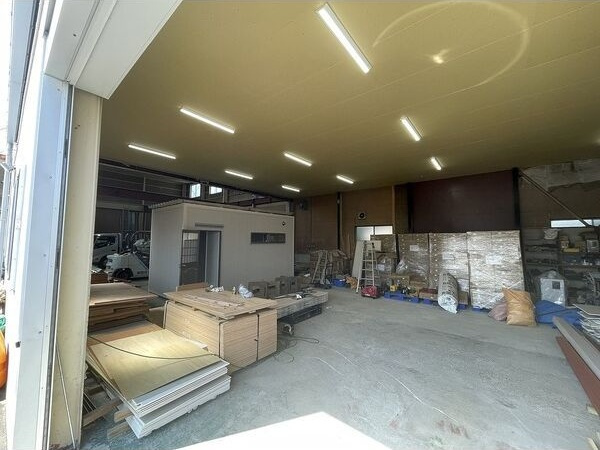 半田市花田町二丁目貸倉庫の内装
