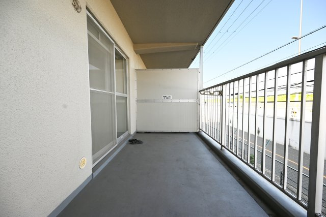 ドルミ淀川のバルコニー|南東向きのバルコニーは陽当たり良好。洗濯物を干すだけでなく、天気のいい日にはのんびりできる空間でもあります。