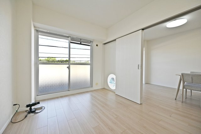 ドルミ淀川の洋室|洋室（6.3帖）
バルコニーに面した明るいお部屋です。