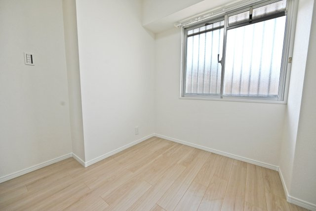 ドルミ淀川の子供部屋|洋室（4.48帖）
玄関のすぐ横に位置するお部屋です。