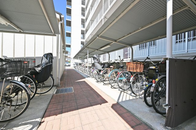 ドルミ淀川の駐輪場|屋根付きの駐輪場です。