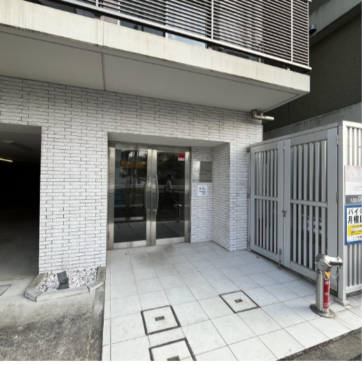 ルクレ志村坂上のエントランス