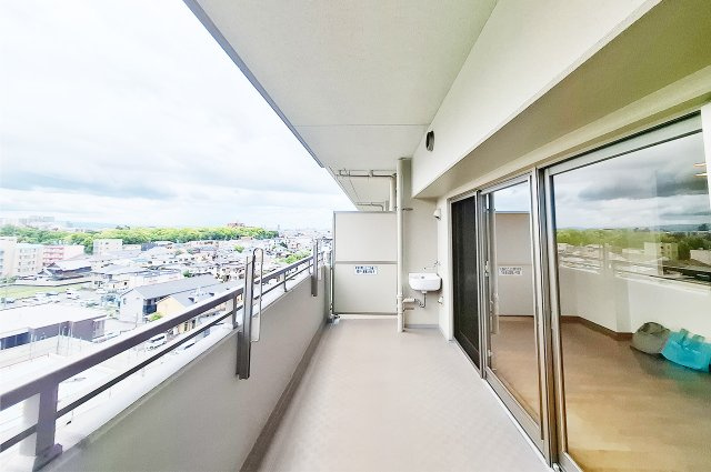 BELISTA鳳北町のバルコニー|バルコニー：南東向きで日当りが良く、洗濯物も早く乾きます。スロップシンク付き。