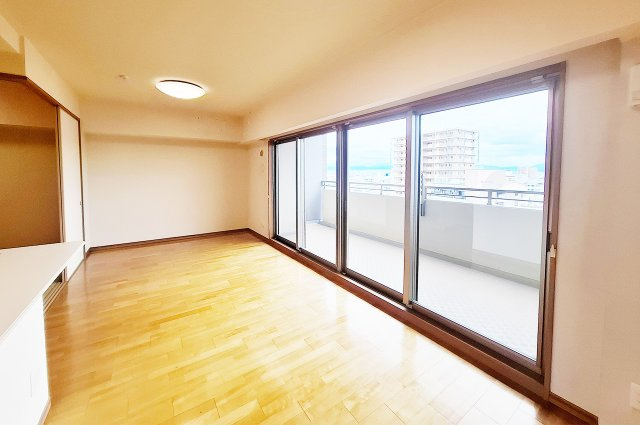 BELISTA鳳北町の居間・リビング|LDK：南東向きバルコニーに面しており日当り・通風良好。気持ちよく過ごせるLDKです。