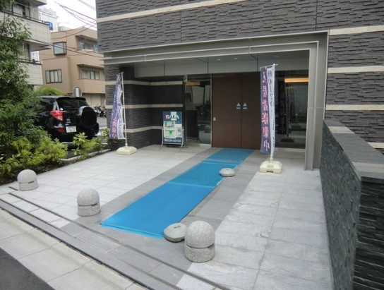立川市錦町１丁目の賃貸マンションのエントランス