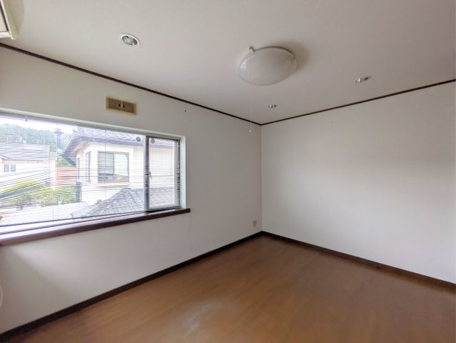 白水台1丁目戸建の洋室|明るい光が差し込む大きな窓のある洋室です。毎日の心地よい目覚めをサポートしてくれます。