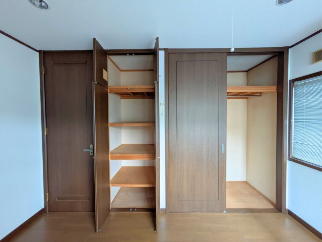 白水台1丁目戸建の収納|棚付きのクローゼットが複数あり、衣類や日用品を整理整頓してすっきりと収納できます。