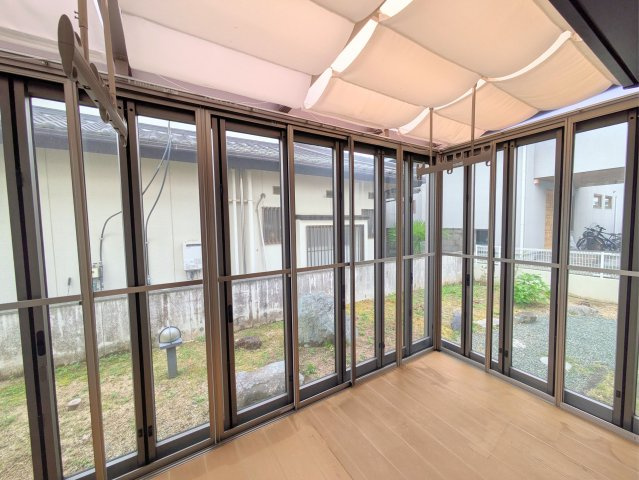白水台1丁目戸建のその他|広々としたサンルームは天候を気にせず洗濯物を干すことができ、日々の家事を楽にしてくれます。
