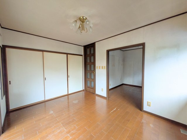 白水台1丁目戸建のダイニング|隣の部屋へスムーズに移動できる機能的な動線です。お好みのインテリアが映えるシンプルなリビング。