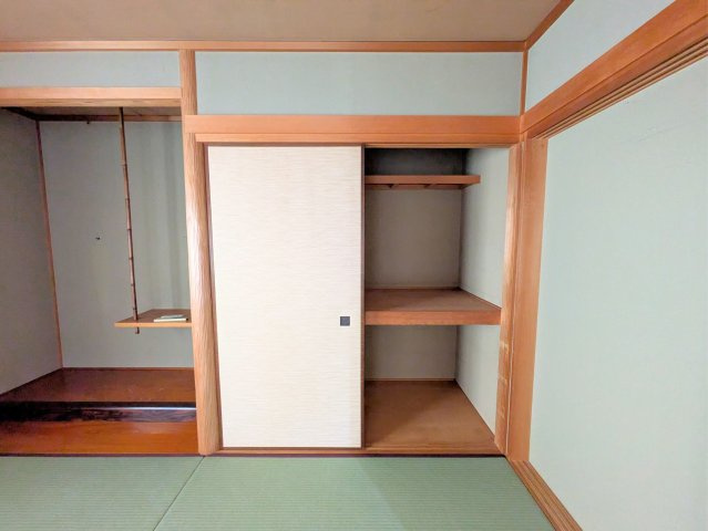白水台1丁目戸建の収納|お布団や季節の衣類をすっきりと片付けられる大きな押入。床の間も備わった落ち着きのある佇まいです。