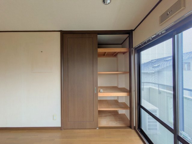白水台1丁目戸建の収納|仕切り棚が付いたクローゼットがあり、荷物を整理整頓できます。バルコニーに面した明るい居室です。