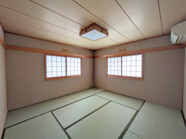 白水台1丁目戸建の和室|2つの窓から心地よい風が通り抜ける和室。畳の香りに包まれながら、ゆったりとした時間を過ごせます。