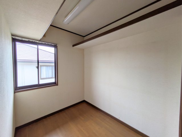 白水台1丁目戸建の収納|コンパクトな納戸は、上部の棚を活かして書斎やワークスペースとしても活用が可能です。