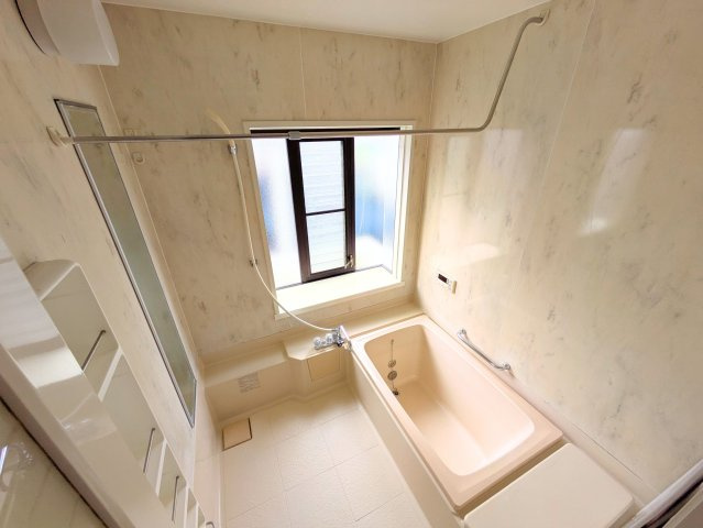 白水台1丁目戸建の浴室|大きな窓があり開放的な浴室です。手すりも設置されており、毎日の入浴をゆったり楽しめます。