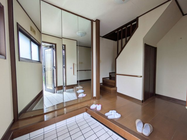 白水台1丁目戸建の玄関|大きな姿見付きのシューズボックスがあり、お出かけ前の身だしなみチェックに重宝する玄関です。