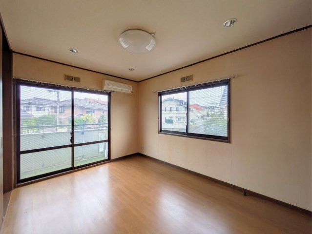 白水台1丁目戸建の洋室|2面に大きな窓を配置した、明るく開放的な洋室です。バルコニーへ直接出られるため洗濯干しも快適です。