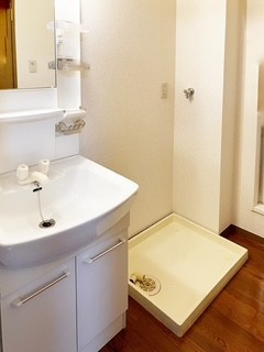 プレステージ芦屋B棟の洗面所|洗面所の隣に洗濯パンがあります♪