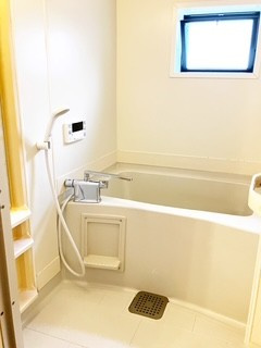 プレステージ芦屋B棟の浴室|追い焚きができるお風呂は窓もあって快適♪