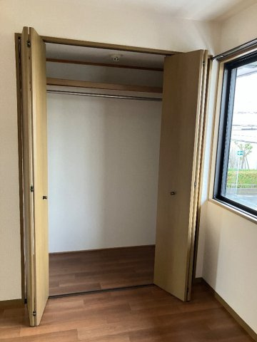 プレステージ芦屋B棟の洋室|お洋服がたくさん入るクローゼットでお部屋スッキリ♪