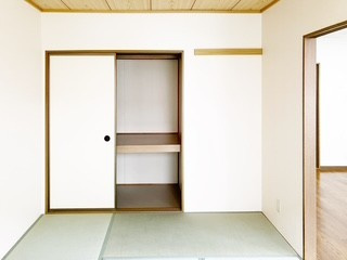 プレステージ芦屋B棟の和室|和室には2間分のゆったりした押入があります♪