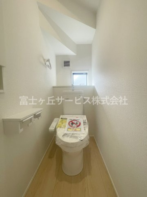 【トイレ】 | 掛川市七日町 新築一戸建て | 1階トイレです