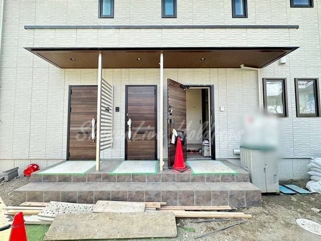 茅ヶ崎市赤松町のアパートのエントランス