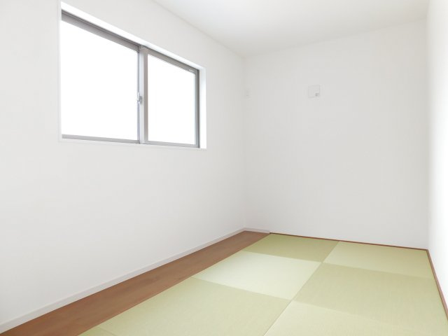 名古屋市中川区万場１丁目の新築一戸建の和室|◇洋風和室◇　　明るい和室５．０帖　お子様の遊び場やお昼寝スペースなどに利用できます！
