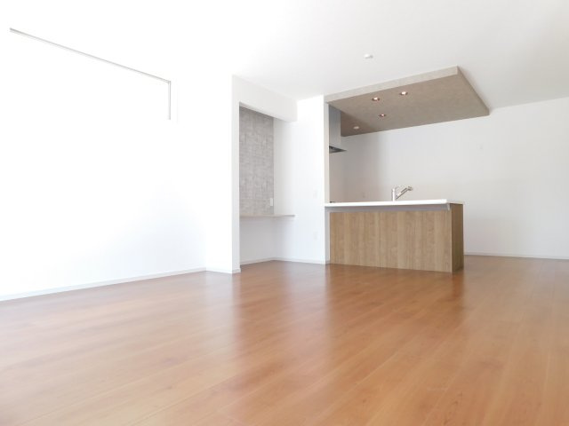 名古屋市中川区万場１丁目の新築一戸建の居間・リビング|◇リビング◇　　明るく広いリビング１８．０帖　スタディーカウンター付き！