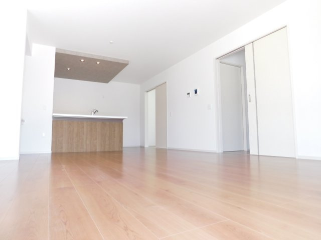 名古屋市中川区万場１丁目の新築一戸建の居間・リビング|◇リビング◇　　明るく広いリビング１８．０帖　リビング横に５．０帖の和室完備！