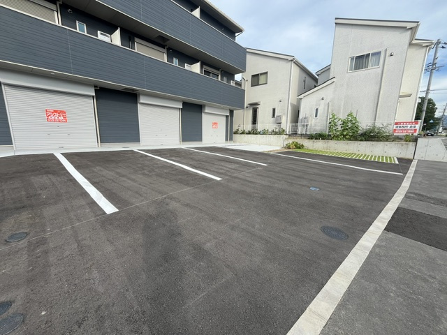 エスペラル春木の駐車場