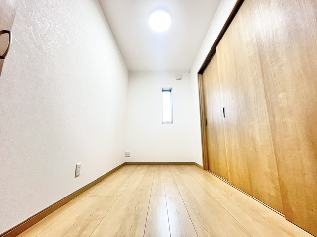 エスペラル春木の洋室