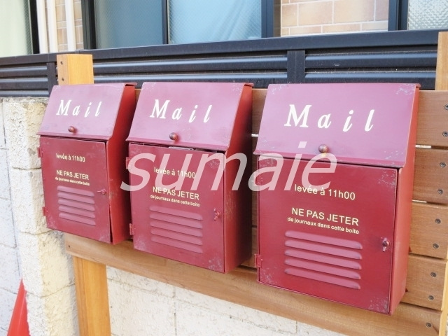 BEテラス十条のその他共用部分|青と赤のメールＢＯＸです！