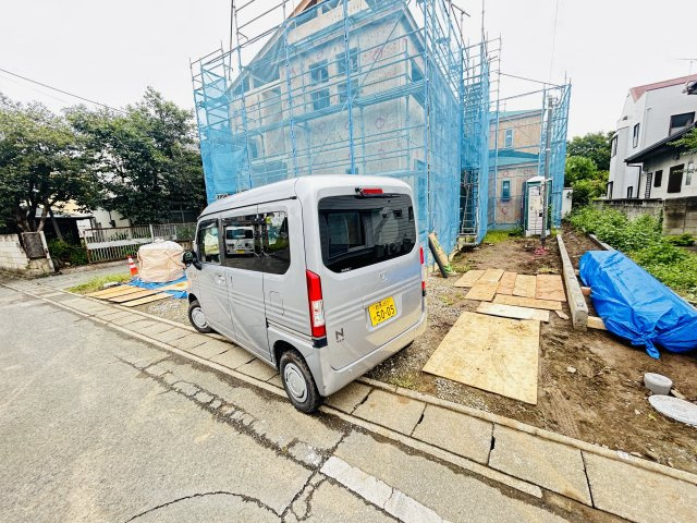 新築　高崎市上並榎町　GRAFARE　1号棟の駐車場|現地写真　駐車スペースは並列3～4台分可能です！
