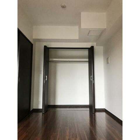 横浜市中区海岸通３丁目の賃貸マンションの収納|ハンガーラック付きで楽々収納♪