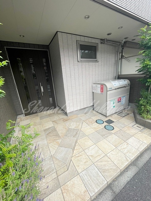 横浜市磯子区森１丁目の賃貸マンションのエントランス
