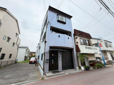 【外観】 | 北余部　中古一戸建 | 【土地約４８．６７坪】駐車５台可能！セカンドカーや来客時にも安心！広々駐車スペースはママやお子様の自転車も停められますね！