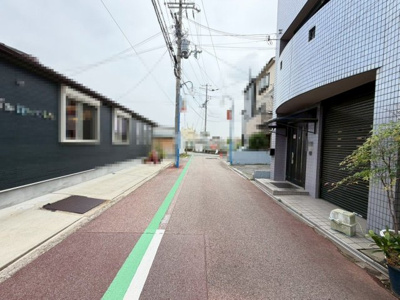 【前面道路含む現地写真】 | 北余部　中古一戸建 | ２世帯３世帯住宅としても可能なゆとりのサイズです。トイレ３か所、浴室２カ所、１階洋室にはミニキッチンも備えています。一度ご家族でご覧ください。