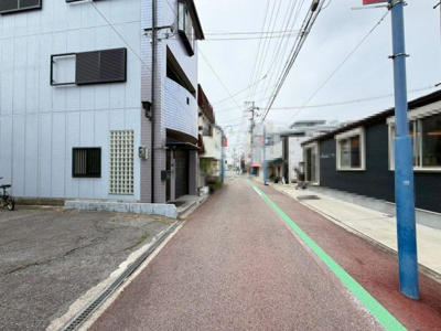 【前面道路含む現地写真】 | 北余部　中古一戸建 | Ｌ字型の使いやすいキッチンです！作業スペースが多くお料理しやすいですね♪キッチンの前に窓があるので、換気しやすく明るいキッチンです！
