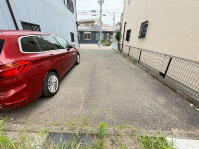 【駐車場】 | 北余部　中古一戸建 | 広々敷地には駐車可能空間が広がります。現地でぜひご確認ください。現地見学当日から承っております♪現地周辺の環境や、駅までの道のりなど周辺環境も合わせてご確認いただき、ぜひご検討ください！