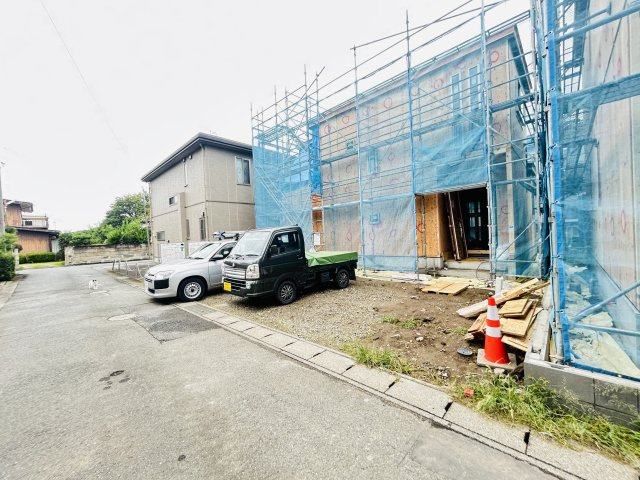 新築　高崎市上並榎町　GRAFARE　2号棟の駐車場|現地写真　駐車スペースは並列3～4台分可能です！
