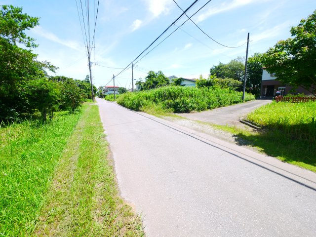 大網白里市細草　中古戸建の前面道路含む現地写真|敷地約142坪 ３LDK ドックランや家庭菜園・BBQが可能です。