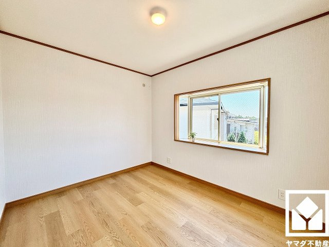 西宮市新甲陽町の洋室|約6帖の2階洋室です。出窓付きで明るくメリハリのある空間です。柔らかな光が差し込むお部屋で、快適で落ち着いた生活をお送りいただけます。